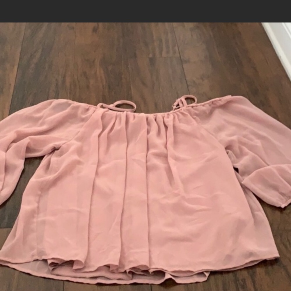 Beautiful and stylish top!! Size M!!